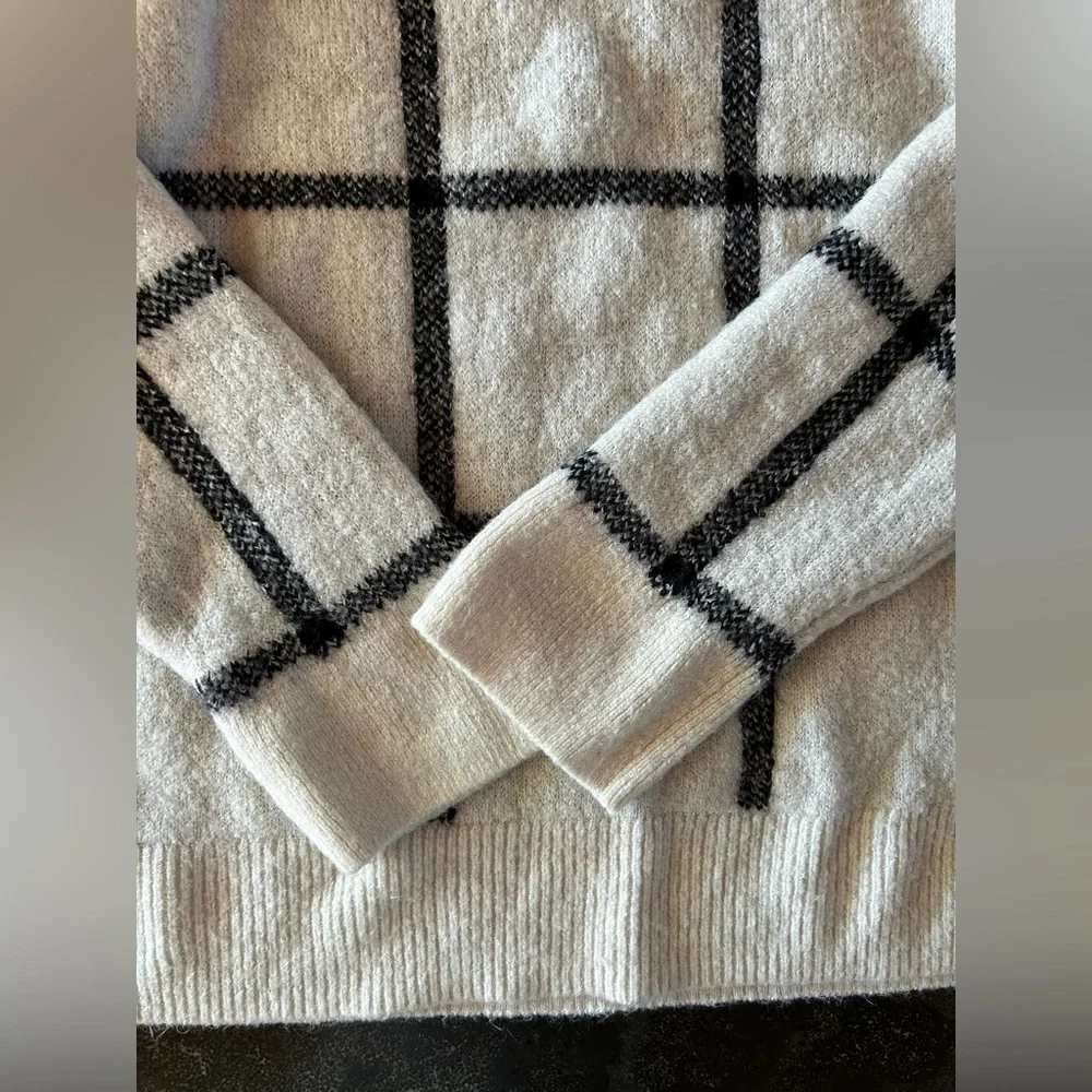 Old Navy | Cream & Black Plaid Sweater